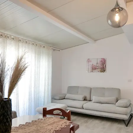 Coastal Dwell Daire *
