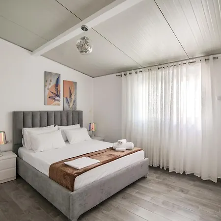 Coastal Dwell Daire *